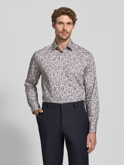 Männermodel trägt Modern Fit Businesshemd aus reiner Baumwolle von OLYMP, feines florales Muster in Blau und Beige, Ganzkörperansicht von vorne, Herren Businesshemd von OLYMP.