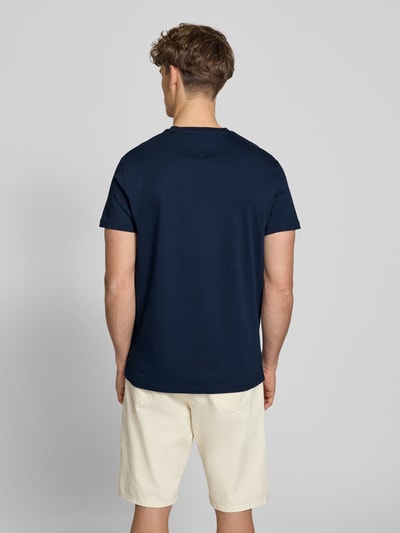 Männermodel trägt Regular Fit T-Shirt aus reiner Baumwolle von Tommy Jeans in Optik: Unifarben, Jersey-Struktur, Ganzkörperansicht Rückansicht.