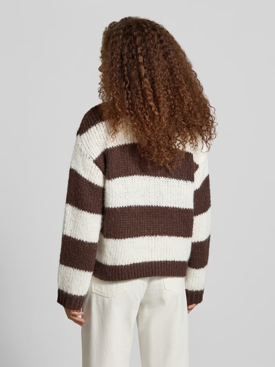 Männermodel trägt sweter w paski w odcieniach brązu i bieli, gruba dzianina, widoczna faktura, Relaxed Fit Pullover im Chunky Knit Look Modell 'DORTHEA' von PIECES, damski sweter, Ganzkörperansicht Rückansicht