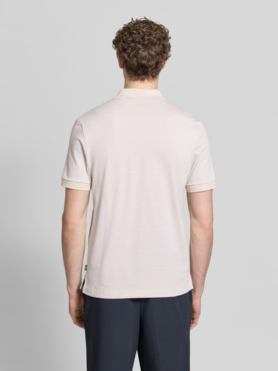 Männermodel trägt Regular Fit Poloshirt aus reiner Baumwolle Modell 'H-PARLAY 102' von BOSS, Bi-Color Optik, Ganzkörperansicht Rückansicht.