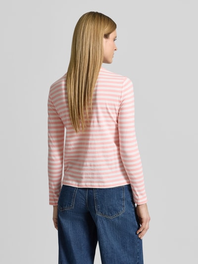 Frauenmodel trägt Longsleeve mit Label-Stitching von Gant in Rosa-Weiß gestreift aus Reine Baumwolle, Regular-Fit, Rundhalsausschnitt, Rückenlänge bei Größe S: 54 cm, Ganzkörperansicht Rückansicht.