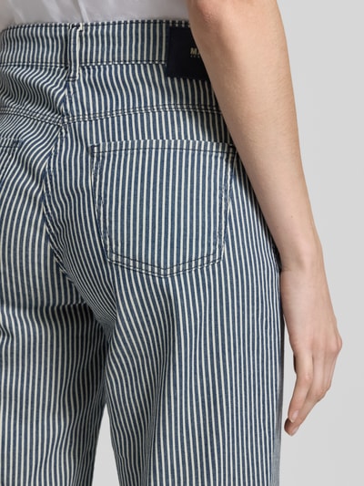 Kobiece model prezentuje Wide Leg Jeans im Allover-Look od MAC, mieszanka bawełny z dodatkiem streczu, wpuszczane kieszenie, wzór na całej powierzchni, detal tyłu, zbliżenie na biodra