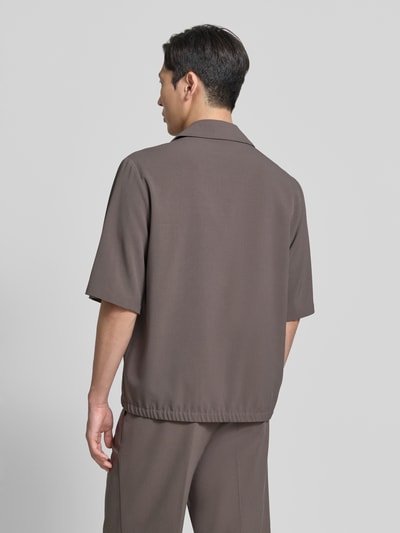 Männermodel trägt Relaxed Fit Hemdjacke mit Reverskragen von Lindbergh in Taupe, Material-Mix mit Viskose-Anteil, Rückenansicht, Ganzkörperansicht Rückansicht.