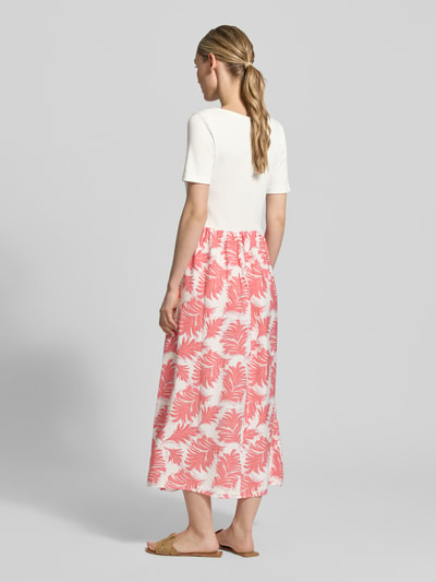 Frauenmodel trägt Tailliertes Freizeitkleid aus Baumwoll-Mix von Tom Tailor, Optik:Allover-Muster, Passform tailliert, Maxi-Länge, Rundhals, Ärmelform: Kurzarm, Farben in Weiß und Rosa, Ganzkörperansicht Rückansicht.