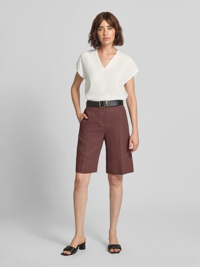 Frauenmodel trägt Regular Fit Bluse mit V-Ausschnitt von windsor., weiß, V-Ausschnitt, Kurzarm, Spitzenbesatz, Ganzkörperansicht von vorne.