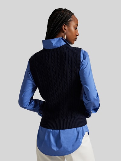 Kobiece modelka nosi Slim Fit Pullunder aus reiner Baumwolle od Polo Ralph Lauren, granatowy, dzianinowy, wzór warkoczowy, logo, widok całej sylwetki z tyłu
