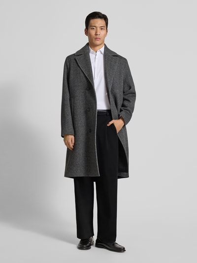 Männermodel trägt Loose Fit Anzughose mit Viskose-Anteil Modell 'LIAM' von SELECTED HOMME, Optik: Unifarben, knitterfrei, Ganzkörperansicht von vorne.