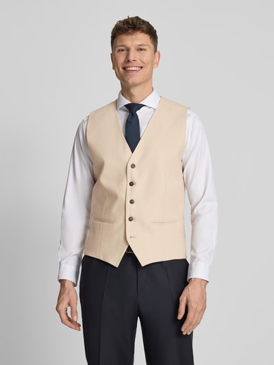 Männermodel trägt Slim Fit Anzugweste mit Woll-Anteil Modell 'NEIL' von SELECTED HOMME, Optik: Unifarben, V-Ausschnitt, durchgehend einreihige Knopfleiste, Paspeltaschen, helle Beige-Töne, glatte Anzug-Stoff-Textur, Ganzkörperansicht von vorne.
