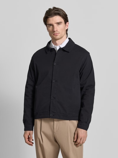 Männermodel trägt Hemdjacke aus Baumwoll-Mix von Casual Friday, Knopfleiste, Kentkragen, Farbe Schwarz, gerader Schnitt, Ganzkörperansicht von vorne. Modell 'BUCHAN', Rückenlänge 67 cm bei Größe M.