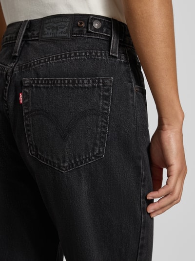 Frauenmodel trägt schwarze Loose Fit Jeans aus reiner Baumwolle Modell 'CINCH' von Levi's®, Damen Wide & Loose Fit Jeans, Nahaufnahme Rückansicht.