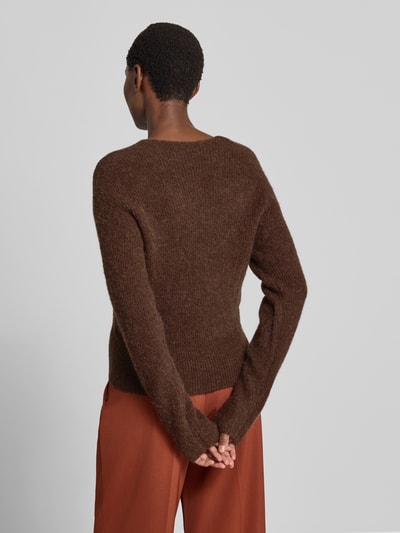 Frauenmodel trägt Strickpullover in Wickel-Optik Modell 'Bondie Hope' von MSCH Copenhagen, braun meliert, weiche Textur, Rückenansicht, Ganzkörperansicht Rückansicht. Damen Strickpullover mit Woll-Anteil, Regular Fit, Länge ca. 50 cm, Ärmel ca. 60 cm.