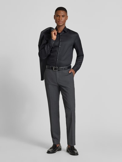Männermodel trägt Slim Fit Businesshemd in Premiumqualität von Jake*s mit Allover-Muster, Kentkragen, in Dunkelgrau, Ganzkörperansicht von vorne.