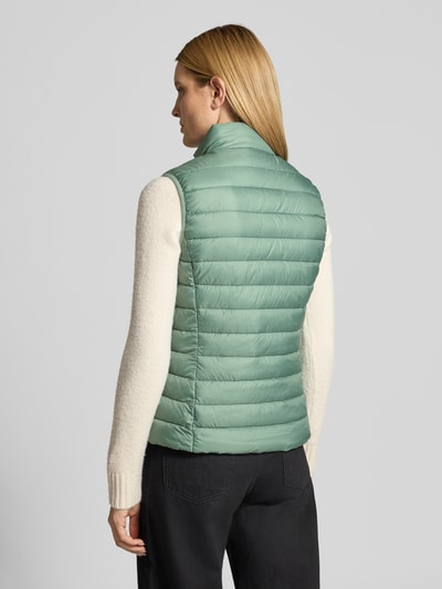 Vrouwenmodel draagt Regular Fit Bodywarmer met ritssluitingzakken van s.Oliver RED LABEL, effen look, opstaande kraag, doorgestikt materiaal. Volledige lichaamsweergave achteraan.