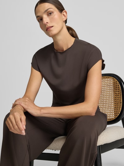 Vrouwenmodel draagt Relaxed Fit t-shirt uit viscosemix Model 'Saumi' van Samsøe Samsøe, dames t-shirt met ronde hals, ruglengte maat S 61 cm, mouwlengte 8 cm, effen bruin, gladde textuur, close-up bovenlichaam.