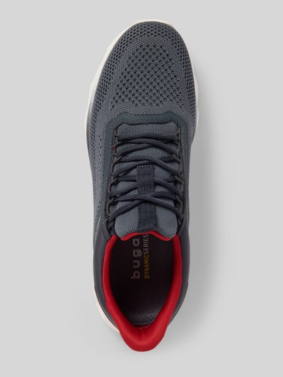Produktfoto, Sneaker mit Schnürung und Label-Detail Modell 'Caraway' von bugatti, abgerundete Spitze, Herren Sneaker in Grau mit rotem Innenfutter, strukturierte Mesh-Textur, Absatzhöhe 6 cm, Schafthöhe 8 cm, Schaftweite 7 cm.