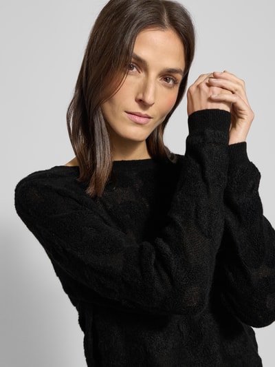 Vrouwenmodel draagt Gebreide pullover met ronde hals van Luisa Cerano in zwarte all-over look, materiaalmix met alpaca, regular fit, Nahaufnahme Oberkörper.