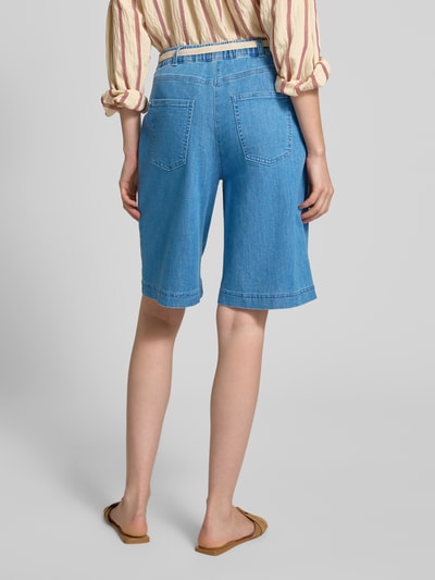 Frauenmodel trägt Wide Fit Bermuda aus Baumwoll-Mix von Raphaela By Brax in Denim-Optik mit Wide-Leg-Pants Passform, Ganzkörperansicht Rückansicht.