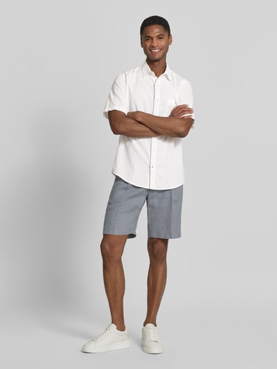 Männermodel trägt Regular Fit T-Shirt aus Baumwoll-Mix von Lerros, weiß, Rundhalsausschnitt, Label-Detail, Ganzkörperansicht von vorne. Rückenlänge bei Größe M: 68 cm, Schulterbreite: 43 cm, Ärmellänge: 22 cm.