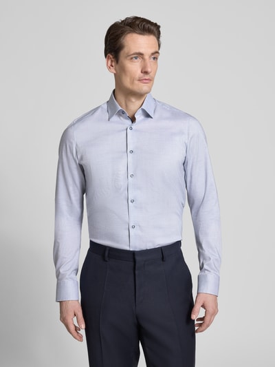 Männermodel trägt Body Fit Business-Hemd mit Kentkragen mit extra langem Arm von OLYMP Level Five, Baumwoll-Elasthan-Mix, Ganzkörperansicht von vorne. Rückenlänge 83 cm, Schulterbreite 44 cm, Ärmellänge 73 cm, Knopfleiste, hellblauer Farbton.