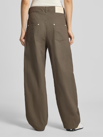 Frauenmodel trägt Barrel Fit Jeans im 5-Pocket-Design von ANOTHER COTTON LAB in Khaki, reine Baumwolle, lockerer Sitz, Ganzkörperansicht Rückansicht