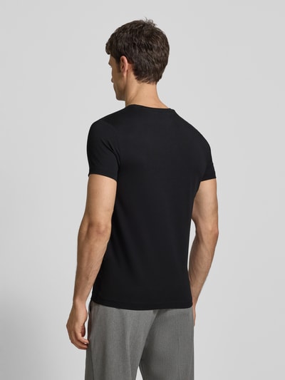 Mannelijk model draagt Slim Fit T-shirt met ronde hals van Tommy Hilfiger, mix van katoen en elastaan, geborduurd logo, ruglengte 69 cm, slim fit. Ganzkörperansicht Rückansicht.