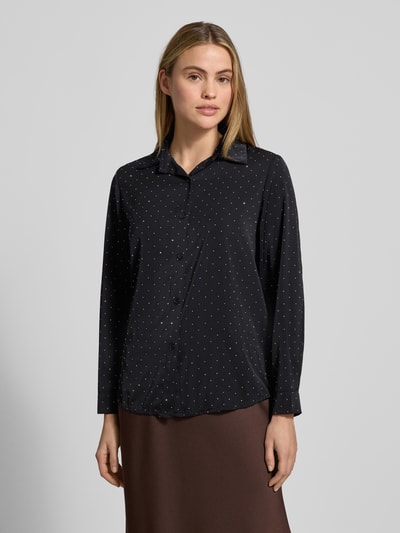 Vrouwenmodel draagt Regular fit damesblouse met siersteentjes, model 'Il44lenia' van ZABAIONE, zwarte kleur, overhemdkraag, knoopsluiting, ruglengte maat S 69 cm, mouwlengte 60 cm, voorkant bovenlichaam close-up.