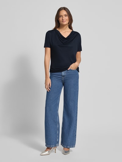 Vrouwenmodel draagt T-Shirt met Wasserfall-Ausschnitt van More & More, viscosemix, regular fit, donkerblauw, vooraanzicht hele lichaam.
