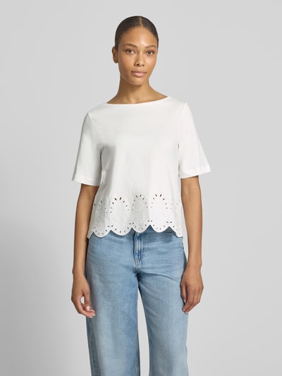 Frauenmodel trägt T-Shirt mit Rundhalsausschnitt und Lochstickerei von More & More, reine Baumwolle, weiß, Regular Fit, Ganzkörperansicht von vorne.