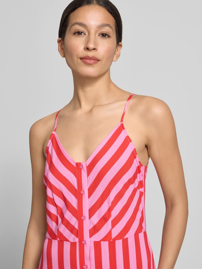 Frauenmodel trägt Maxikleid aus Viskose mit Knopfleiste Modell 'SAVANNA' von YAS im Allover-Look, V-Ausschnitt, Spaghettiträger, Nahaufnahme Oberkörper.