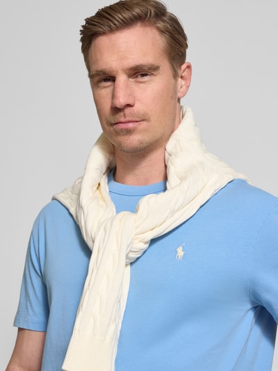 Männermodel trägt Regular Fit T-Shirt aus reiner Baumwolle von Polo Ralph Lauren, Optik: Unifarben, Logo-Detail, Nahaufnahme Oberkörper