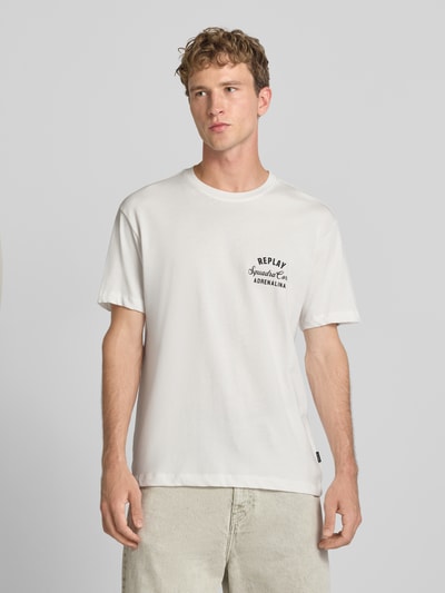 Männermodel trägt T-Shirt mit Label-Print und Rundhalsausschnitt von Replay aus reiner Baumwolle in Weiß, Regular Fit, Nahaufnahme Oberkörper.
