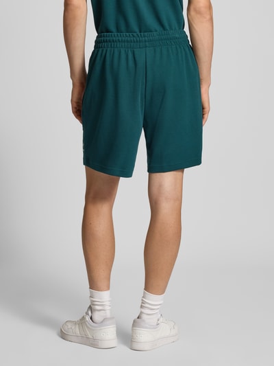 adidas Originals Relaxed Fit Shorts mit Strukturmuster Dunkelgruen 5