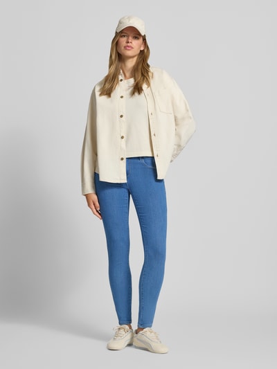 Vrouwenmodel draagt Skinny Fit Jeans aus Viskosemischung Modell 'Rain' van ONLY in blauwe kleur, met contrastnaad, 5-pocketmodel, knoop- en ritssluiting, viscosemix met katoen en met stretch, binnenbeenlengte maat S/32 75 cm, bandwijdte maat S/32 63 cm, dames jeans, ganzekörperaanzicht van voren.