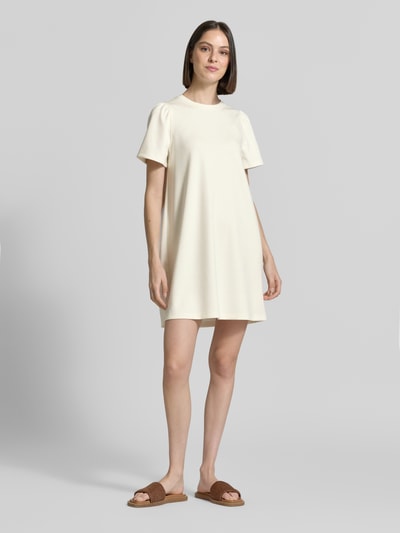 Frauenmodel trägt T-Shirt-Kleid aus Modal-Mix mit Rundhalsausschnitt von Rich & Royal, Gerader-Schnitt, Minikleid, Creme, Ganzkörperansicht von vorne. Rückenlänge 83 cm, Brustweite 40 cm, Ärmellänge 24 cm, Damen T-Shirt-Kleid mit Stretch-Anteil.