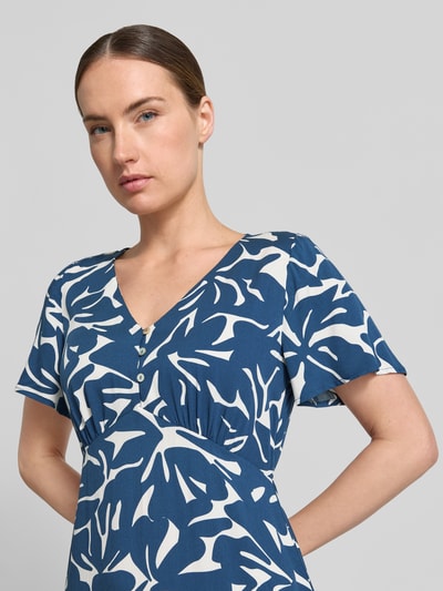Vrouwenmodel draagt knielang jurk uit zuiver viscose met V-hals, a-lijn, all-over look en knoopsluiting, Zero, nahaufnahme bovenlichaam. Ruglengte maat 36: 91 cm, borstwijdte: 41 cm, mouwlengte: 21 cm.