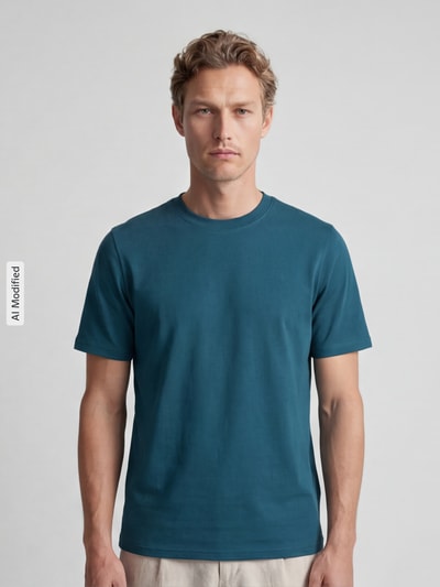 Männermodel trägt T-Shirt mit Rundhalsausschnitt von MCNEAL in Blau, reine Baumwolle, Slim Fit, Rückenlänge M 68 cm, Ganzkörperansicht von vorne.