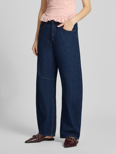 Vrouwenmodel draagt Barrel Jeans im 5-Pocket-Design van Topshop, puur katoen, barrel fit, knoop- en ritssluiting, bandwijdte maat 27/32: 38 cm, binnenbeenlengte 78 cm, voorkant halflichaamsopname.
