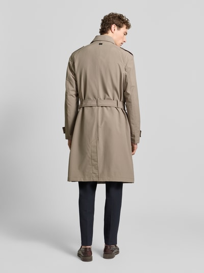 Männermodel trägt Regular Fit Trenchcoat mit Taillengürtel Modell 'TRENCH SUMMER' von Strellson in Beige, Rückenansicht Ganzkörper.