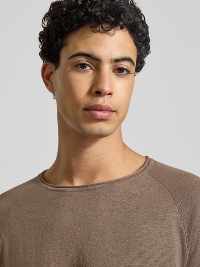 Männermodel trägt Regular Fit Longsleeve mit Logo-Patch Modell 'Breeze' von JACK & JONES in Strick-Optik, Reine Baumwolle, Nahaufnahme Oberkörper.