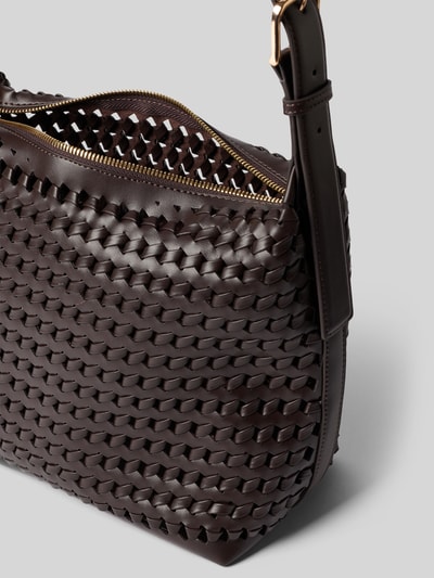 Produktfoto, Umhängetasche mit Strukturmuster Modell 'TRAMA' von Mango, Hauptfach mit Reißverschluss, verstellbarer Schulterriemen, Breite 22 cm, Länge 23 cm, Tiefe 13 cm, Riemenlänge 55 cm, braune Flechtoptik