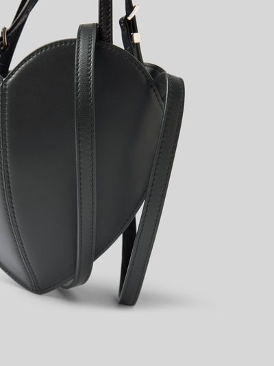 Produktfoto, Crossbody Bag aus echtem Leder von ROTATE mit Ziernähten, eingefassten Abschlüssen, schmalem Schulterriemen und Zipper, Detailaufnahme