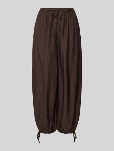 Produktfoto, Ballon Hose aus Viskose-Mix mit Kordelzug am Saum von Gina Tricot in Dunkelbraun, Loose-Fit, texturierte Oberfläche, elastischer Bund, Innenbeinlänge 70 cm bei Größe S.