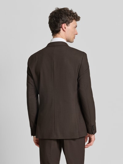 Männermodel trägt Slim Fit Anzug mit Schurwoll-Anteil Modell 'HUGE' von BOSS in Braun mit feinem Allover-Muster, Ganzkörperansicht Rückansicht.