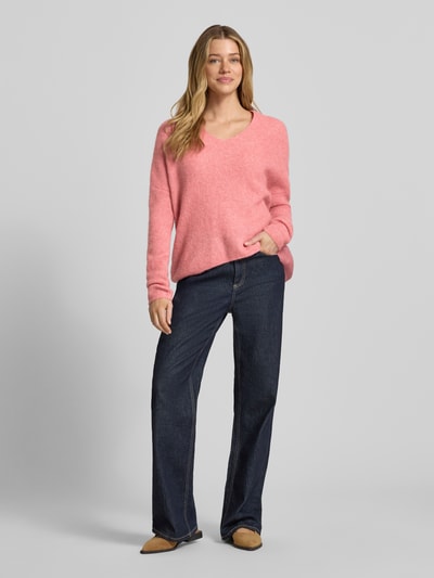 Frauenmodel trägt Regular Fit Pullover aus Woll-Alpaka-Mix Modell 'Thora' von MOS MOSH, rosa Strick-Optik, Ganzkörperansicht von vorne.