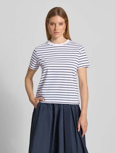 Vrouwenmodel draagt T-shirt met ronde hals model 'CAMINO' van Samsøe Samsøe, puur katoen, regular fit, ruglengte bij maat S 58 cm, wit met donkerblauwe strepen, rechte snit, gladde textuur. Ganzkörperansicht van voren.