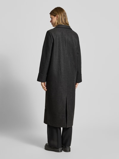 Frauenmodel trägt Mantel mit Reverskragen Modell 'CADDY' von Noisy May in Dunkelgrau, Relaxed-Fit, Ärmel mit Aufschlag, Eingrifftaschen, Rückenlänge 120 cm, Schulterbreite 43 cm, Brustweite 52 cm, Ärmellänge 65 cm, Ganzkörperansicht Rückansicht.
