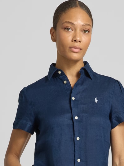 Frauenmodel trägt Regular Fit Leinenbluse aus reinem Leinen von Polo Ralph Lauren in Optik: Unifarben, Kurzarm, Flammgarn, Logo-Stitching, Nahaufnahme Oberkörper.
