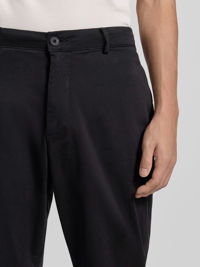 Männermodel trägt schwarze Stoffhose mit Gesäßtaschen von Casual Friday, Baumwoll-Elasthan-Mix, Nahaufnahme Oberkörper.
