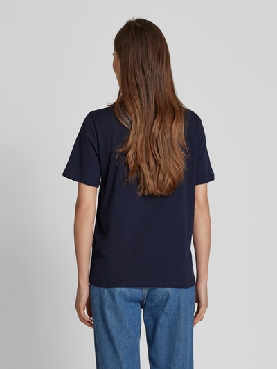 s.Oliver RED LABEL Relaxed Fit T-Shirt aus reiner Baumwolle mit Herz-Stickerei Marine 5