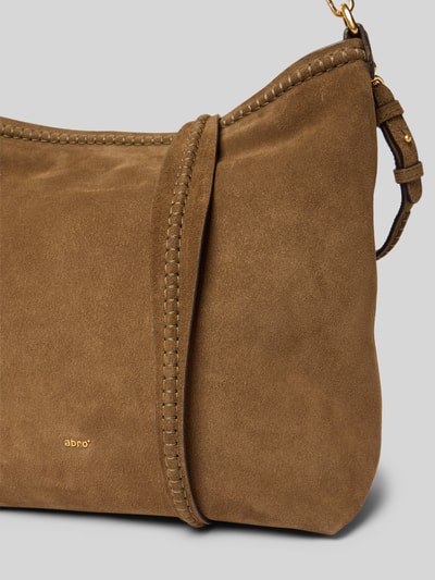 Produktfoto, Crossbody Bag aus echtem Leder mit Logo-Detail von Abro in warmem Braun, feine Naht, samtige Textur, goldene Details, Reißverschluss, Größe 37x32x14 cm, abnehmbarer Schulterriemen, Innenfach, neutraler Hintergrund.